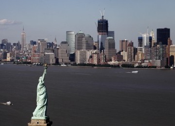 Tampak dari foto udara, satu World Trade Center berdiri dan Patung Liberty, Selasa (30/8). (AP Photo / Mark Lennihan)