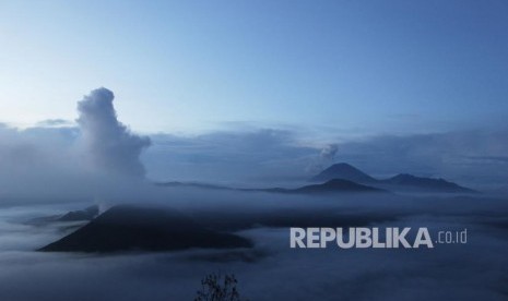 Tampak dari ketinggian gugusan di Taman Nasional Gunung Bromo, Sukapura, Jawa Timur.