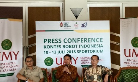 Tampak (dari kiri ke kanan) ketua panitia KRI 2018 Sri Atmaja P Rosyidi, Wakil Rektor Bidang kemahasiswaan UMY, Hilman Latief dan ketua Dewan Juri KRI 2018 Wahidin Wahab Saat menggelar konferensi pers, Senin (9/7).