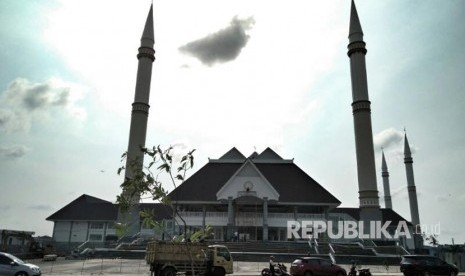 Tampak depan Masjid Raya KH Hasyim Asyari Jakarta, Daan Mogot, Jakarta Barat..