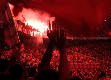 Tampak di beberapa sudut stadion, penonton menyalakan kembang api dan menimbulan suara ledakan, hingga wasit sempat menghentikan partandingan akibat insiden tersebut. (Republika Online/fafa)