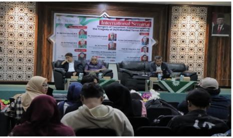  Tampak diskusi Commemorating the Tragedy of 26/11 Mumbai Terror Attacks hari Kamis (24/11) di lingkungan Universitas Muhammadiyah Jakarta.  Moderator Asep Setiawan, Veeramalla Anjaiah dan Sri Yunanto (dari kiri ke kanan)