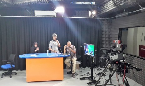 Tampak diskusi yang dilakukan di studio televisi kampus  Esa Unggul