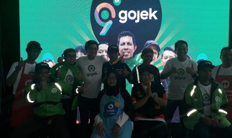 Tampak dua CEO Gojek Kevin Aluwi (tiga dari kiri berdiri) dan Andre Soelistyo (enam dari kiri berdiri) berpose bersama ke-9 mitra Gojek 