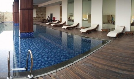 Tampak fasilitas kolam renang bagi para tamu hotel di kota Pati