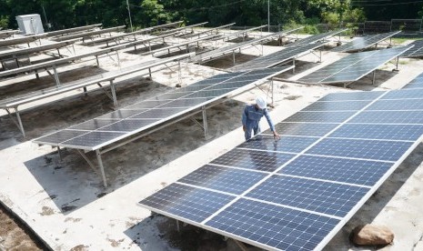 Tampak fasilitas pembangkit surya PLN di Lombok. 