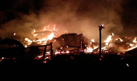 Tampak gudang mebel yang habis terbakar