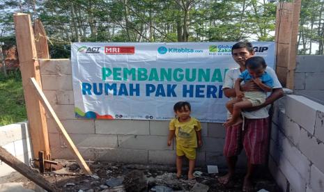 Tampak Herman bersama rumah yang disumbang dari ACT