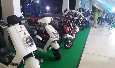 Tampak jajaran motor listrik yang dipamerkan di IIMS Motobike Expo Sabtu (30/11)