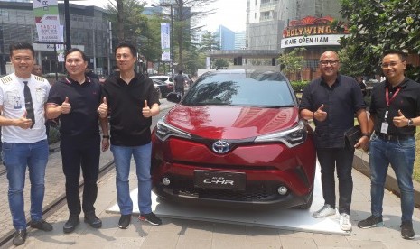 Tampak jajaran pimpinan Auto 2000 berpose bersama kapten Vincent  Raditya (kiri ke kanan)