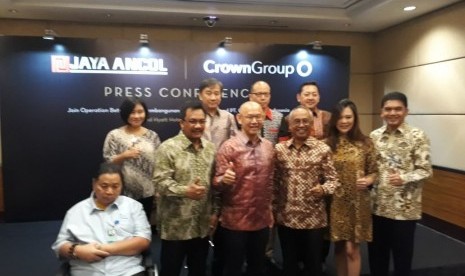 Tampak jajaran pimpinan PT Pembangunan Jaya Ancol dan Crown Group berpose bersama.