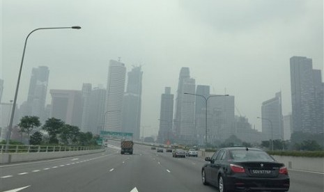 Tampak kabut asap menyelimuti gedung-gedung perkantoran di Singapura, Sabtu (3/10).