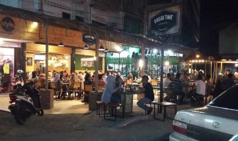 Tampak kegiatan warga di salah satu kedai makanan di kota Banda Aceh 