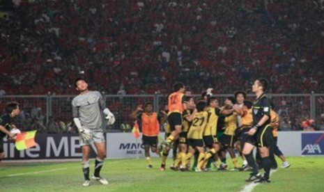 Tampak kekecewaan kiper tim Indonesia Kurnia Meiga usai gagal mengantisipasi tendangan penalti terakhir dari Malaysia yang membawa Indonesia harus puas meraih perak SEA Games 2011, GBK Jakarta, Senin, (21/11). (republika Online/Fafa)