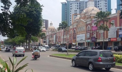 Tampak kesibukan di salah satu sudut ruko di kawasan bisnis Gading Serpong, Tangerang 