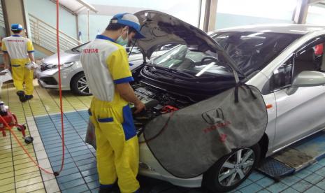 Tampak kesibukan para mekanik Honda yang sedang memperbaiki mobil Honda di bengkel resmi Honda (ilustrasi). PT Honda Prospect Motor (HPM) menyambut musim mudik lebaran 2023, dengan mendirikan Posko serta Dealer Siaga melalui Program Honda Emergency Service (HES) yang lebih banyak dibandingkan dengan tahun-tahun sebelumnya dan akan berlangsung pada 20-26 April 2023.