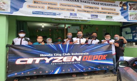 Tampak komunitas Honda City ketika melakukan bakti sosial