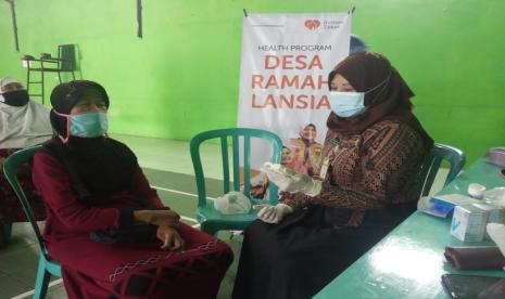 Tampak lansia yang menjalani pemeriksaan kesehatan