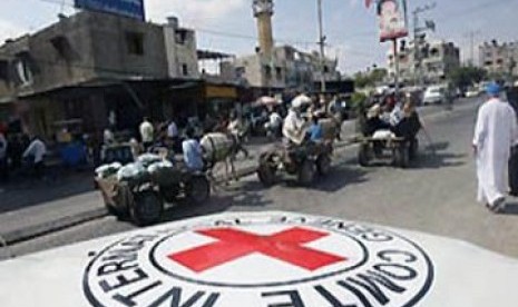 Tampak logo Palang Merah Intenasional atau ICRC di sebuah mobil di kawasan Gaza, Palestina.