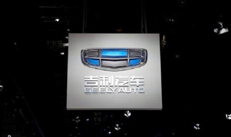  Geely Holding dan Renault Prancis berencana segera mengumumkan kesepakatan bersama memproduksi kendaraan hibrida. Kedua perusahaan otomotif ini juga akan melihat kemungkinan mengekspor mobil bebas bea ke Amerika Serikat (AS). Tampak logo geely (ilustrasi)