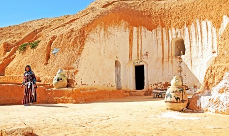 Tampak luar bangunan pemukiman bawah tanah Matmata, Tunisia.