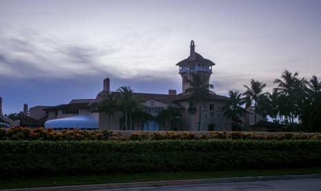 Tampak luar Mar-A-Lago di Palm Beach, Florida, difoto pada Senin, 8 Agustus 2022. Federal Bureau of Investigation (FBI) menggeledah kediaman pribadi mantan Presiden Donald Trump di Mar-a-Lago, Florida pada Senin (8/8/2022) waktu setempat terkait dugaan bahwa Trump membawa dokumen rahasia negara setelah lengser dari Gedung Putih.