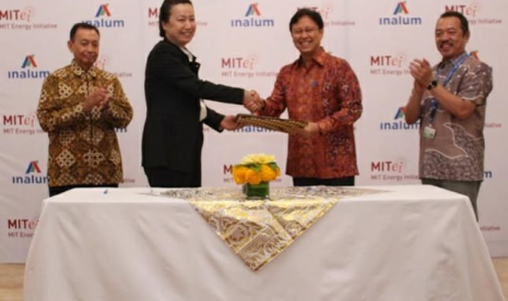 Tampak Manajer Asia Pacific Energy Partnership MITEI Lihong Duan dan Direktur Utama Inalum Budi G Sadikin bersalaman usai penandatanganan MoU disaksikan Deputi Bidang Pertambangan Industri Strategis dan Media Kementerian BUMN Fajar Harry Sampurno (kn). Kolaborasi Holding Industri Pertambangan Inalum dengan lembaga riset ini bertujuan untuk untuk meningkatkan pengembangan teknologi energi rendah karbon dan pertambangan yang berkelanjutan.