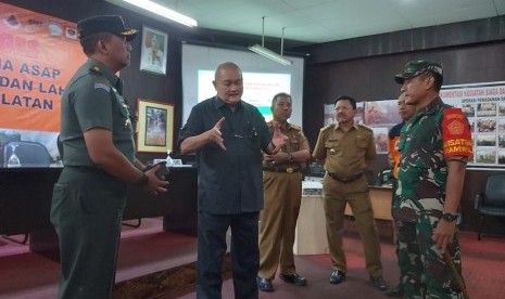 Tampak mantan Gubernur dua periode, Alex Noerdin saat mendarat  di Bandara SMB II menyempatkan meninjau Posko BPBD untuk mendengar presentasi Karhutlah di Sumsel, diantara yang hadir, DanRem 044/Gapo, Dan Lanud SMH, As Ops Kodam II/Swj dan Dir Reskrim Polda Sumsel serta Kepala BPBD dan anggota Satgas Karhutlah lainnya. Senin (16/9)