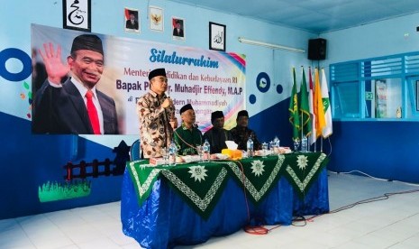 Tampak mendikbud ketika memberikan sambutan kepada para santri