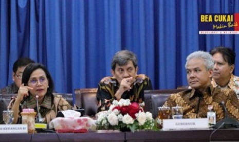 Tampak Menteri Keuangan, Sri Mulyani berkoordinasi dengan Pemerintah Provinsi Jawa Tengah untuk memperkuat sinergi dalam rapat bersama yang membahas strategi mendorong perekonomian Jawa Tengah di Kantor Gubernur, pada Jumat (14/2).