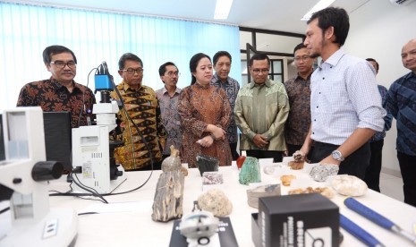 Tampak Menteri Koordinator bidang Pembangunan Manusia dan Kebudayaan, Puan Maharani ketika mengunjungi laboratorium FMIPA Universitas Indonesia