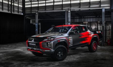 Tampak mobil reli Triton yang akan berkompetisi di ajang Asia Cross Country Rally (AXCR) 2022 dari tanggal 21 hingga 26 November di Thailand dan Kamboja. 