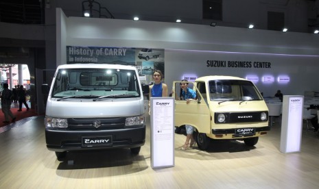 tampak new suzuki carry pick up (kiri) dan suzuki carry pick up st 20 buatan tahun 1976 (kanan) pada ajang Telkomsel Indonesia International Motor Show di JIexpo Kemayoran. Jakarta