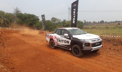 Tampak New Triton saat melaju di lintasan khusus yag disiapkan untuk uji coba kemampuanya di kawasan BSD Tangerang. Banten, Kamis (15/8).