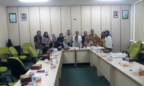 Tampak para anggota Dewan Pers dan dosen UMJ berfoto bersama usai melakukan diskusi, Selasa (18/2)