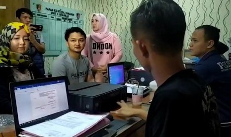 Tampak para korban penipuan WO di Cianjur lapor ke Polisi.