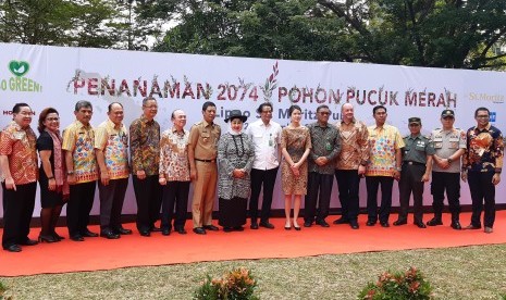 Tampak para pimpinan Lippo bersama pejabat Pemda DKI dan tamu undangan lainnya berpose bersama