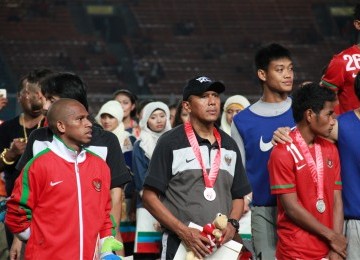 Tampak pelatih tim nasional Indonesia Rahmad Darmawan bersama timnya yang harus puas menerima medali perak pada cabang sepak bola SEA Games 2011, GBK Jakarta, Senin, (21/11). (Republika Online/Fafa)