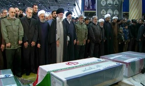 Tampak pemimpin tertinggi Iran, Ayatollah Ali Khamenei, memimpin doa di hadapan peti jenazah Jenderal Soleimani yang dibunuh di Irak oleh drone AS, Senin (6/1). Jenazah Soleimani disemayamkan di Universitas Tehran, Iran.