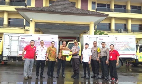 Tampak penyerahan bantuan dari Alfamart dan Alfamidi kepada lembaga terkait bagi para korban musibah tsunami Banten