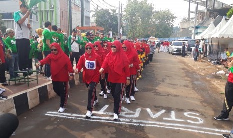 Tampak peserta lomba gerak jalan merayakan kemeriahan Milad UMJ ke-64 