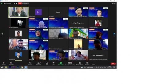 Tampak peserta Seminar Pentingnya Penyelenggara Pemilu yang Berintegritas hari Kamis (13/1) melalui platform Zoom dan disiarkan oleh TVMu di platform YouTube.