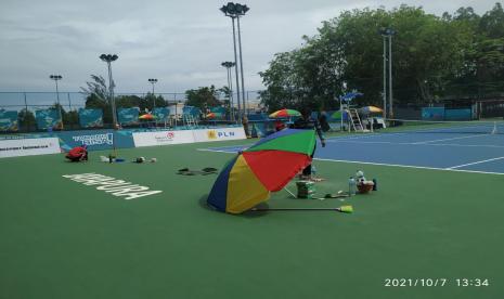 Tampak Petugas sedang memperbaiki lapisan karpet lapangan tenis di venue Tenis Walikota Jayapura.