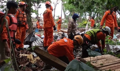 Tampak petugas sedang mencari korban musibah sunami di wilayah bencana