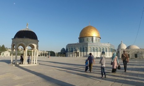 Masjid Al Aqsa di Yerusalem, Palestina. Rasulullah melakukan Isra dari Masjidil Haram ke Masjidil Aqsa lalu Miraj ke sidratul muntaha untuk menerima perintah shalat dari Allah.