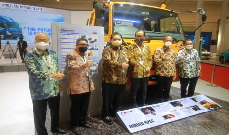 Tampak pimpinan KTB berpose di depan truk  Mitsubishi Fuso di GIIAS 2021. Pemulihan ekonomi diikuti  pulihnya pasar kendaraan komersial. Hal itu mendorong PT Krama Yudha Tiga Berlian Motors (KTB) menggelar Truck Campaign 2021.