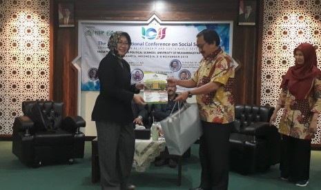 Tampak Prof. Siti Zuhro ketika menerima cinderamatan dari Dekan FISIP UMJ, Dr.  Dr. Ma’mun Murod Al-Barbasy usai menjadi pembicara Selasa (5/11)