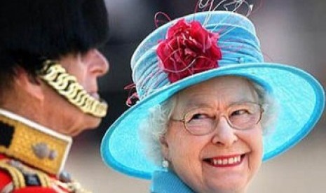 Tampak Ratu Elizabeth tersenyum pada perayaan Trooping the Colour tahun 2009 lalu.