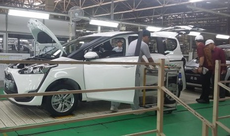 Tampak salah satu kegiatan produksi di pabrik Toyota Cikarang, Jawa barat