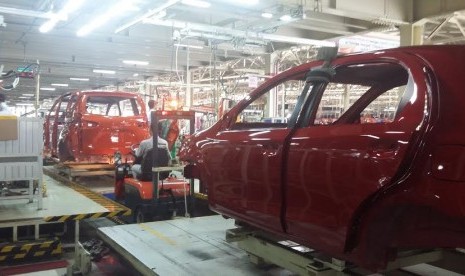 Tampak salah satu proses produksi Toyota Sienta di Pabrik Karawang plant 2